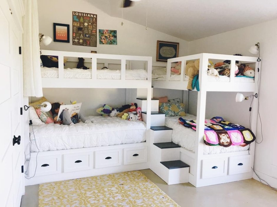 Спальня для мальчиков с двумя кроватями