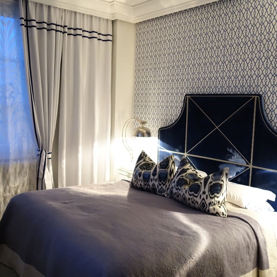 Бирюзовые оттенки в интерьере спальни