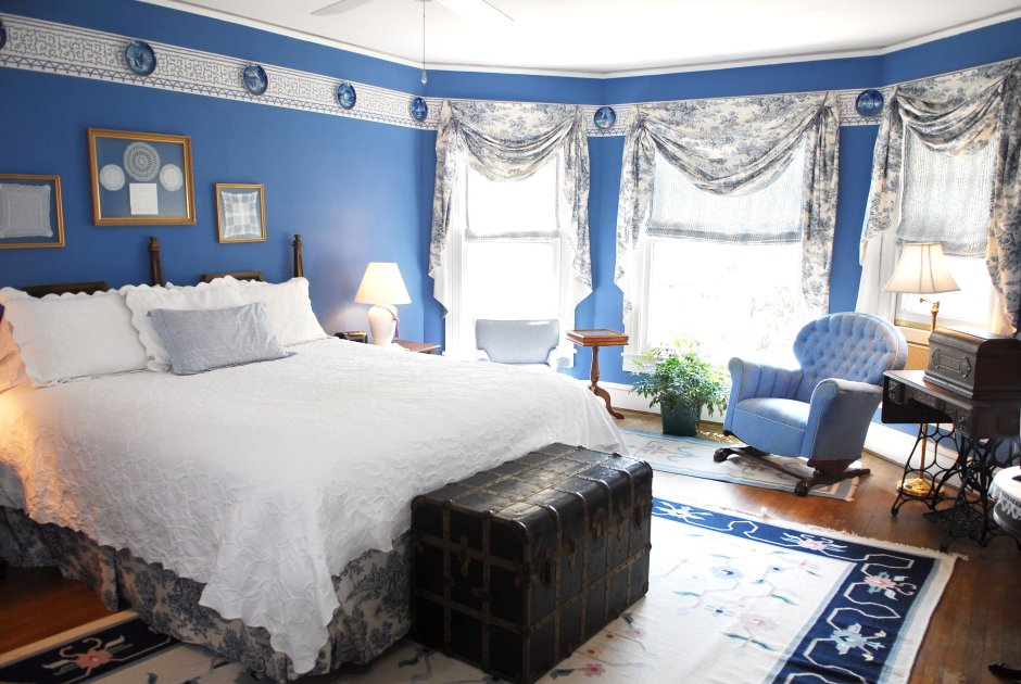 Синие шторы в спальне