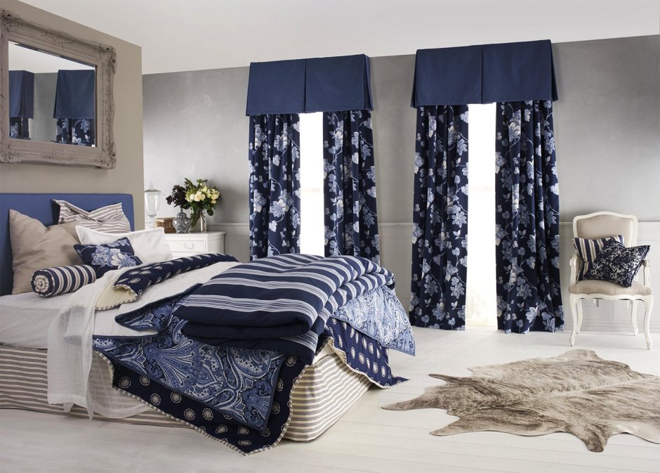 Голубые шторы в спальне