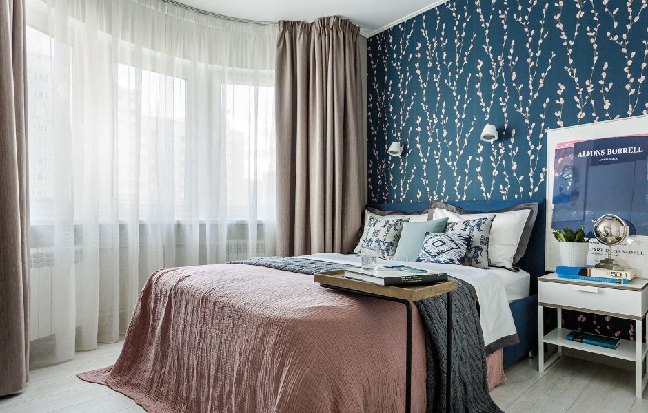 Синие шторы в спальне