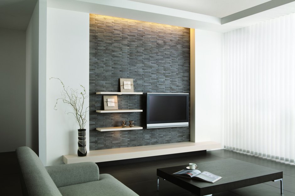 Телевизор на белой кирпичной стене