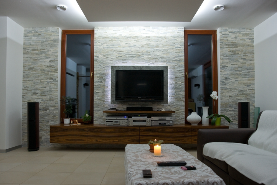 Декоративный камень в гостиной с телевизором