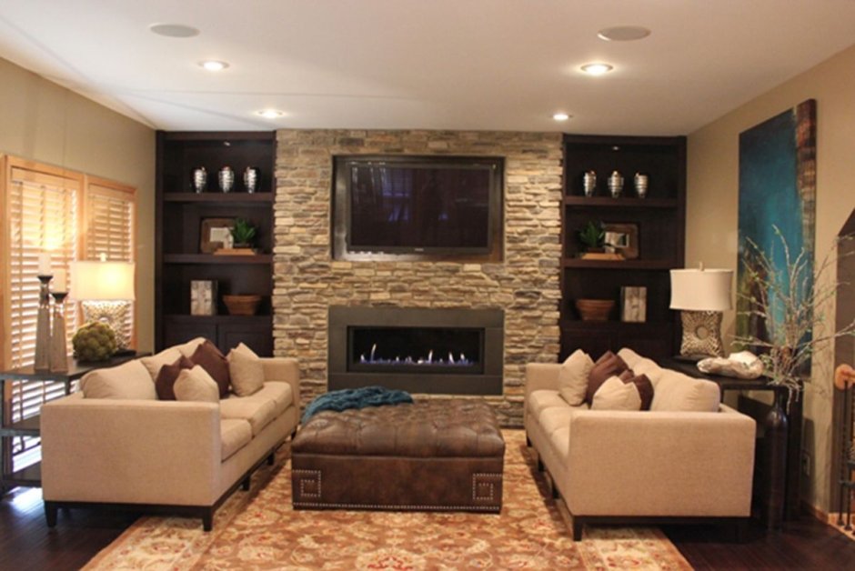Гостиная с камином и декоративным камнем