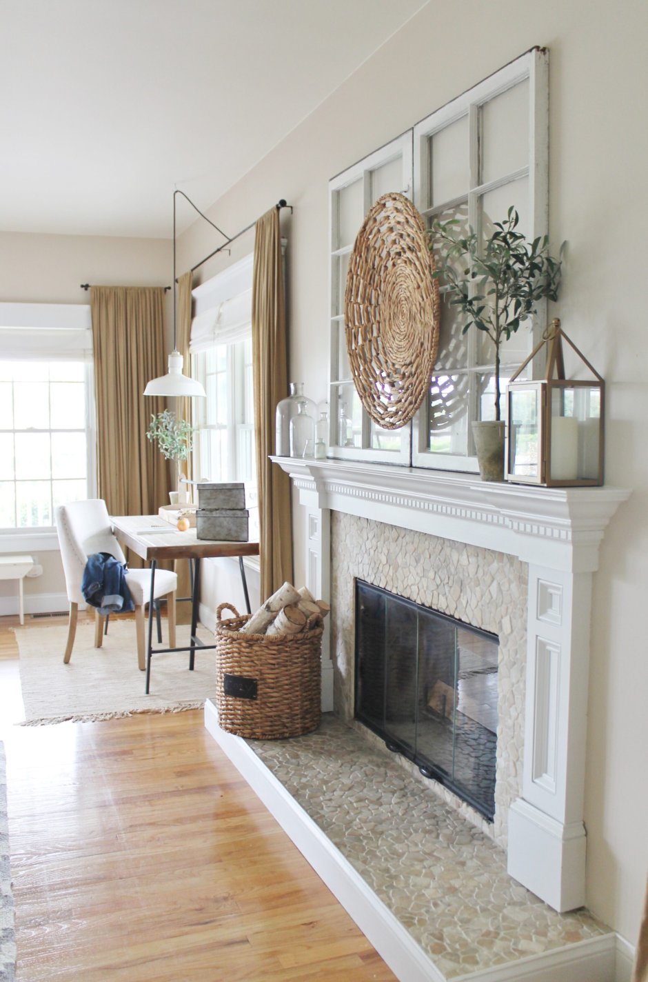 Декор стены вокруг камина