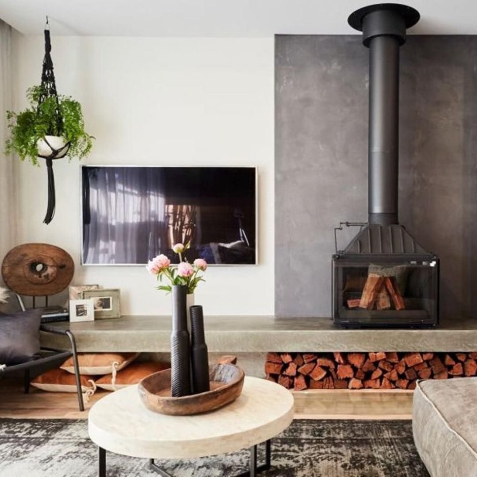 Стена за камином