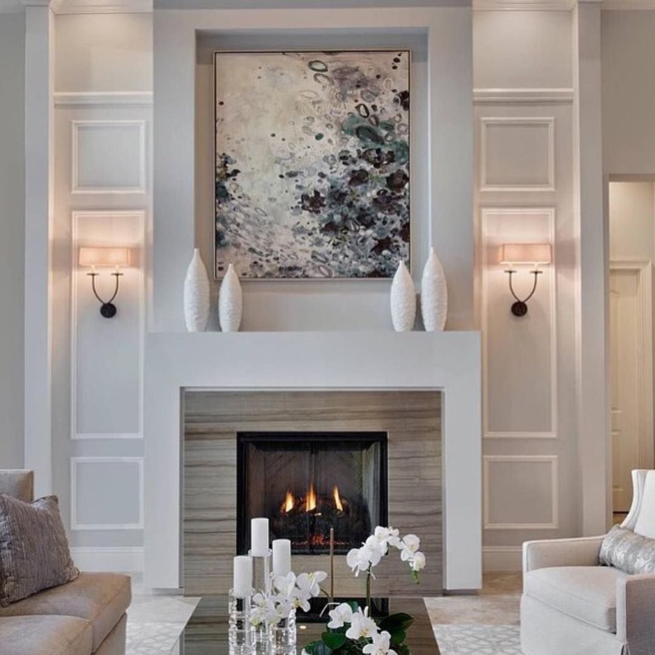 Белая гостиная с камином