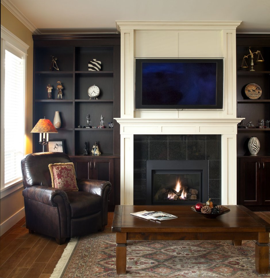 Гостиная с камином и шкафами