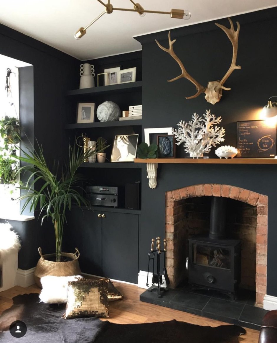 Темный интерьер с камином