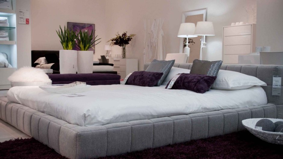 Лепестки роз на кровати