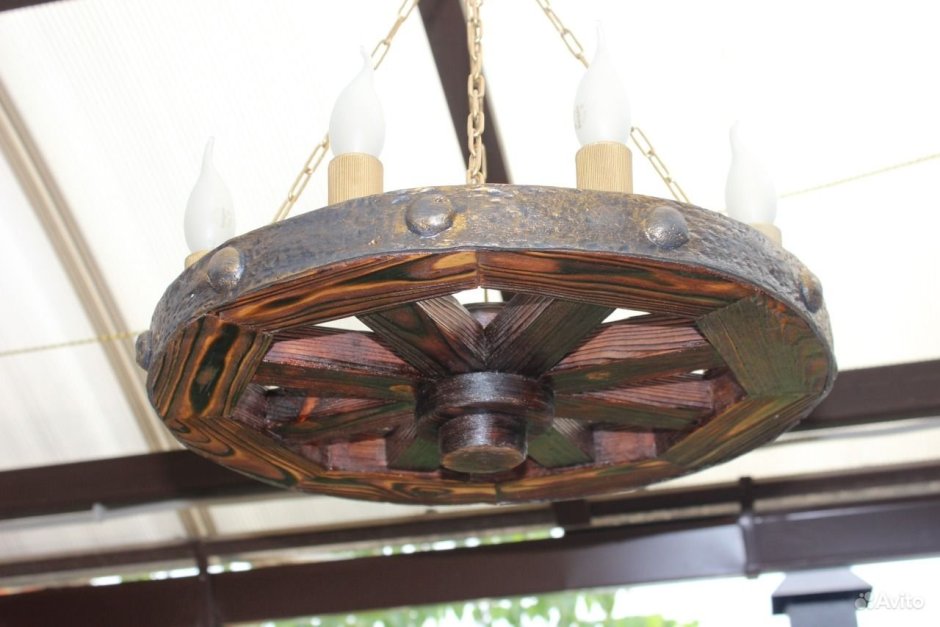 Пример светильника из колеса из под телеги