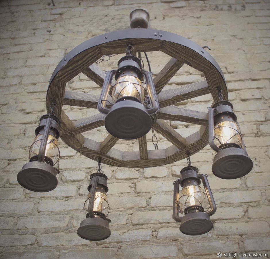 Люстра колесо от телеги с керосинками