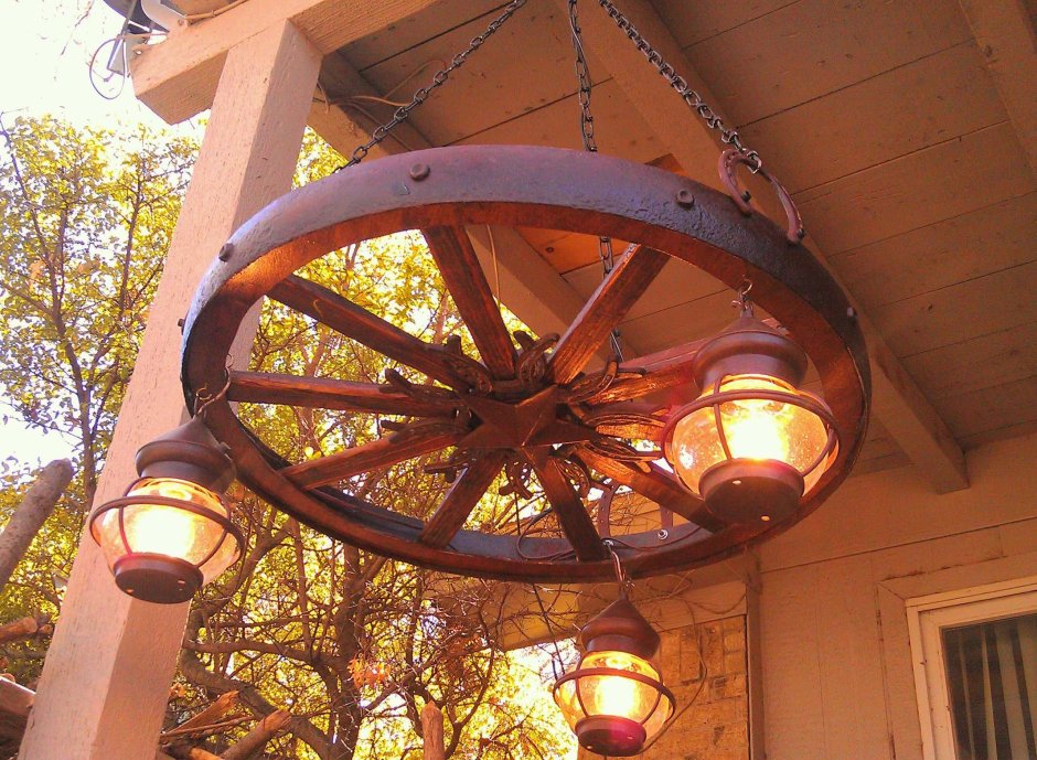 Люстра из колеса от прялки