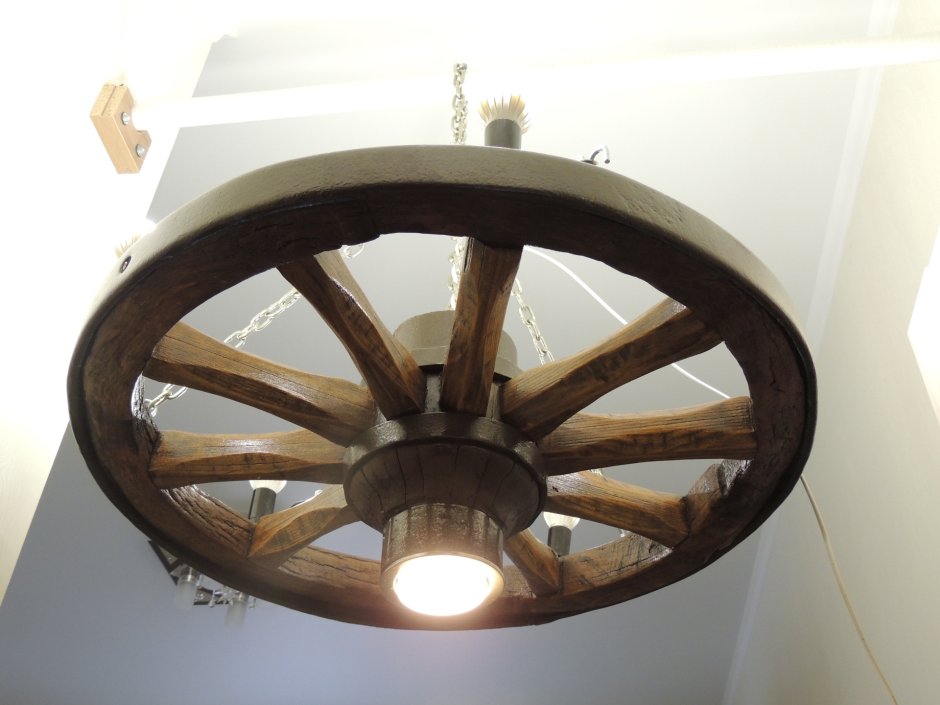 Деревянные люстры колесо