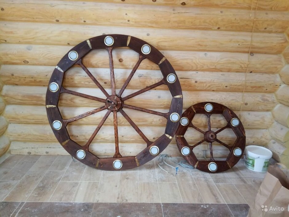 Люстра колесо из дерева