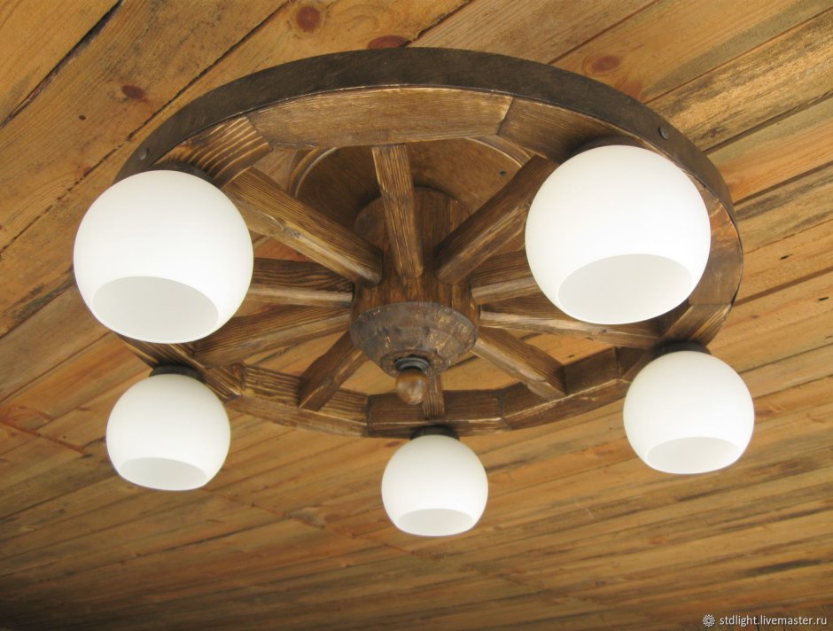 Люстра из колеса от телеги