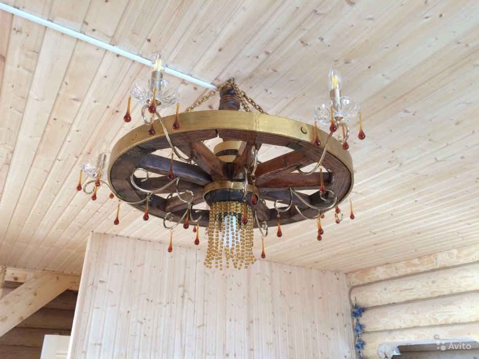 Люстра колесо в интерьере дачного дома