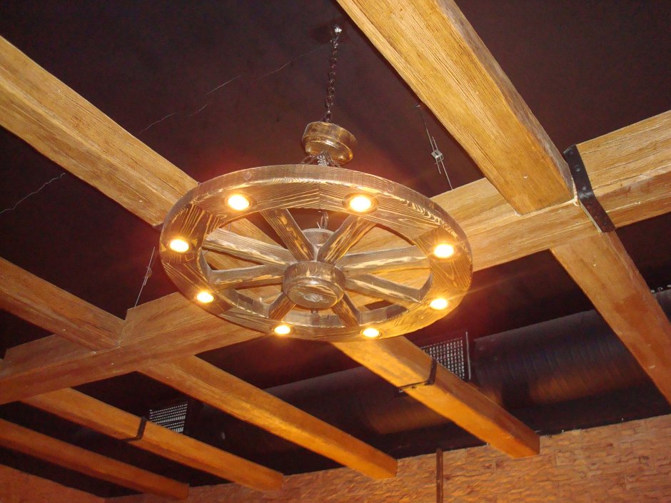 Деревянные люстры колесо