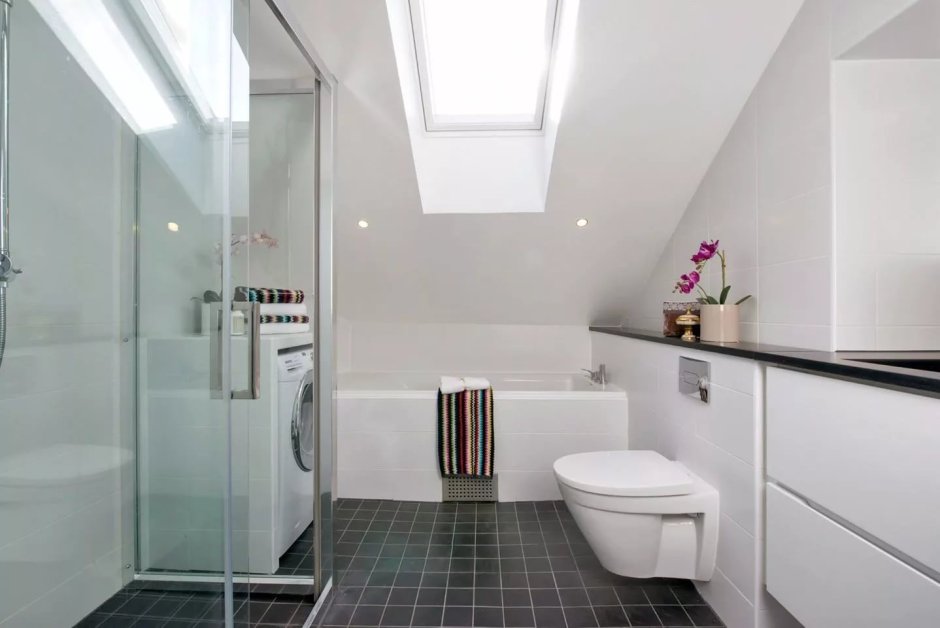 Ванная с мансардным окном