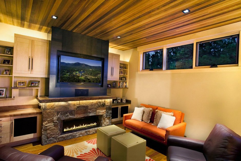 Телевизор над камином