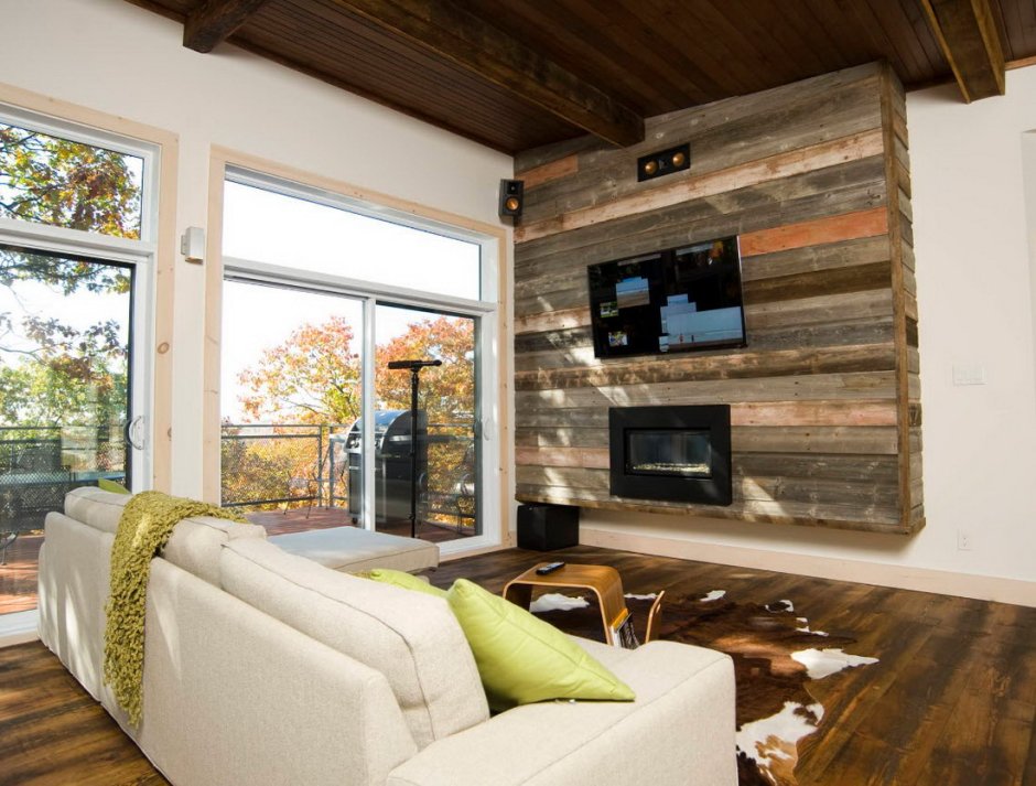 Гостиная с деревянной стеной