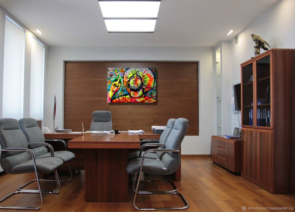 Украшение стены в кабинете юриста