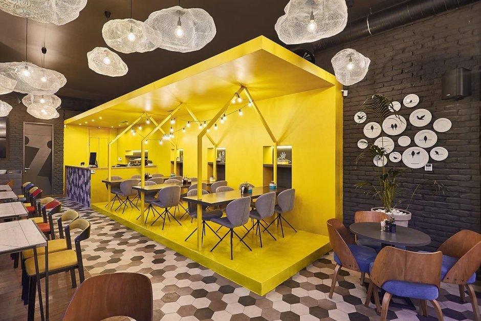 Яркий интерьер кафе