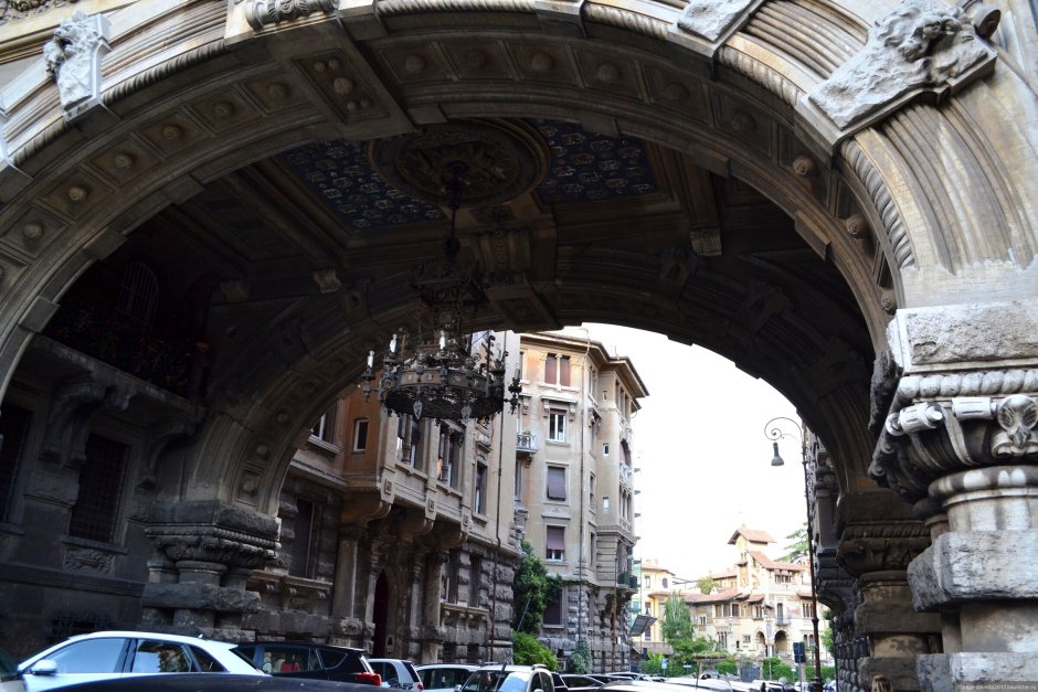 Милан огромная арка