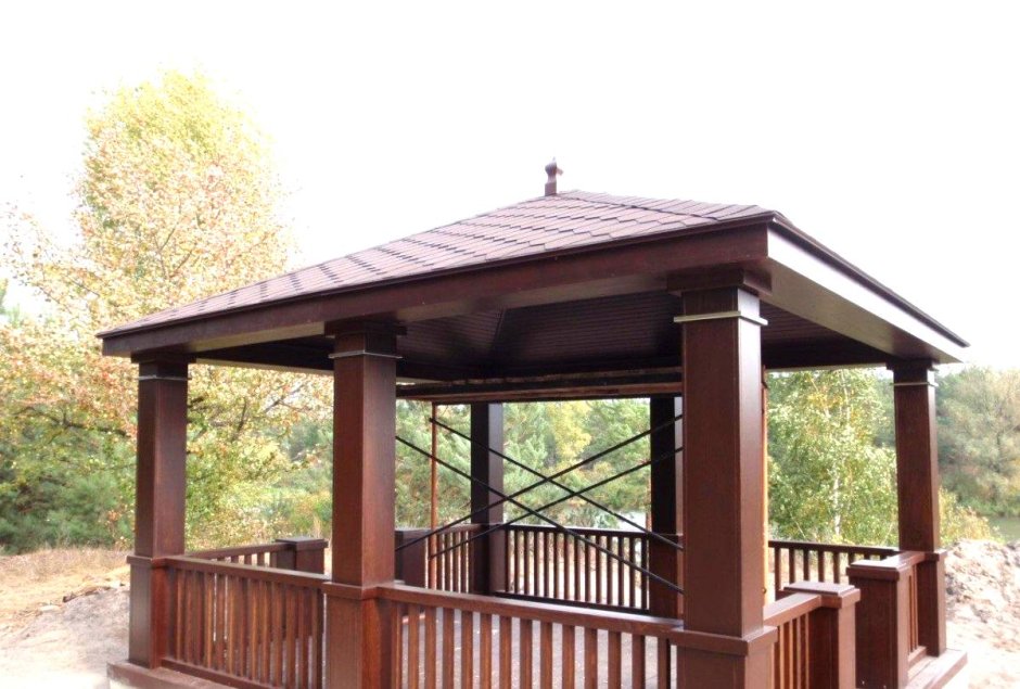 Коричневая беседка
