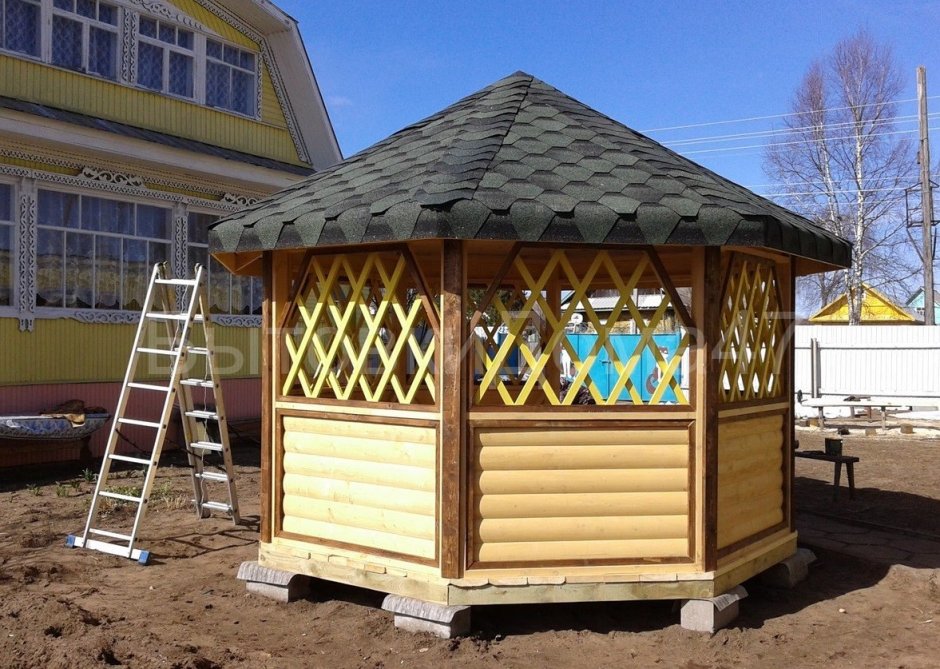 Деревянная беседка крашеная