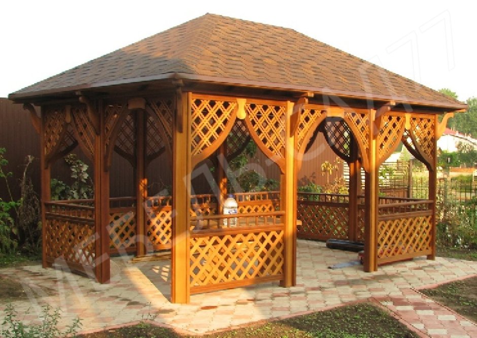 Деревянная четырехугольная беседка