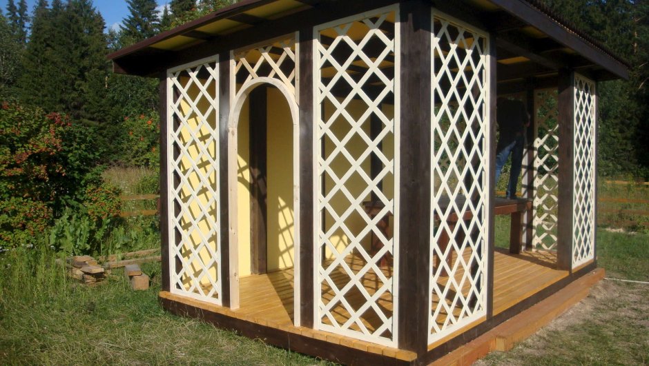 Покраска деревянной беседки