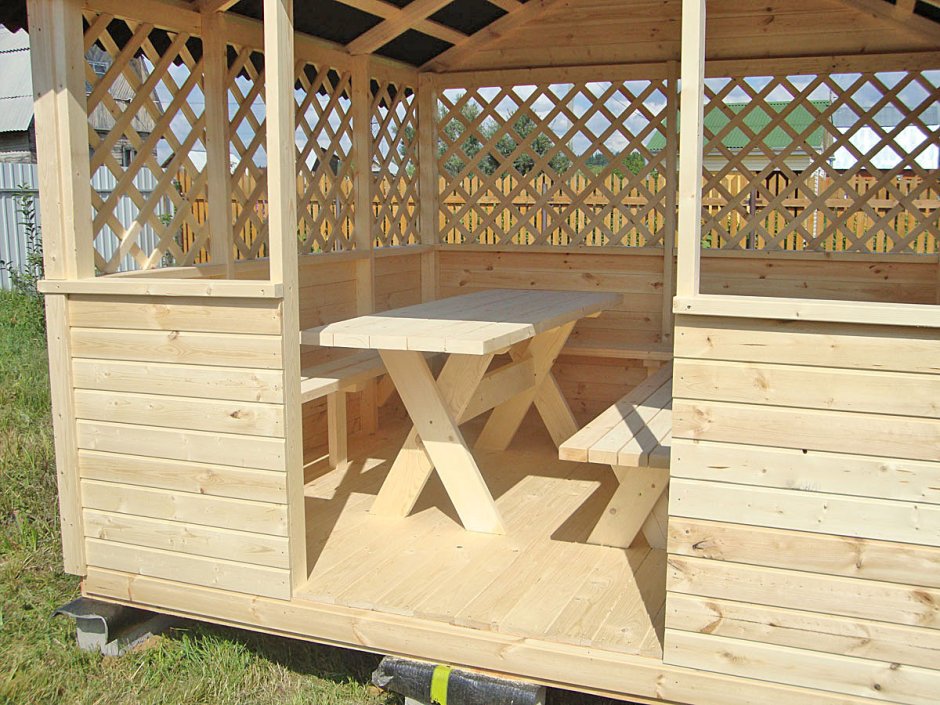 Скамейка внутри беседки