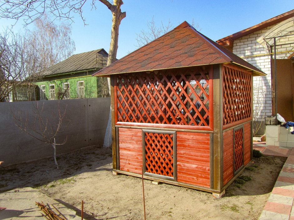 Покраска деревянной беседки