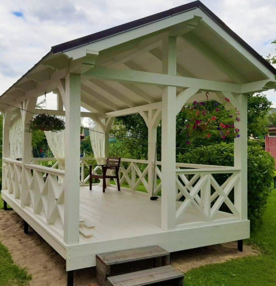 Белая беседка из дерева
