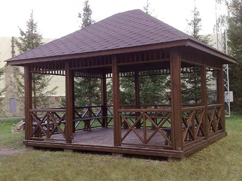 Беседка коричневая деревянная