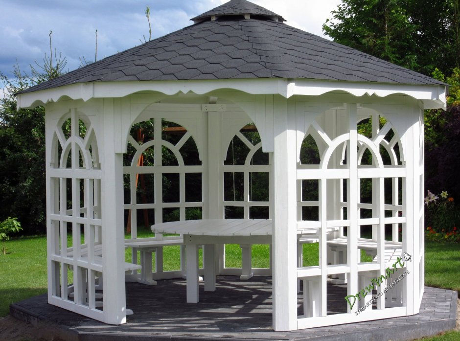Беседка белая деревянная