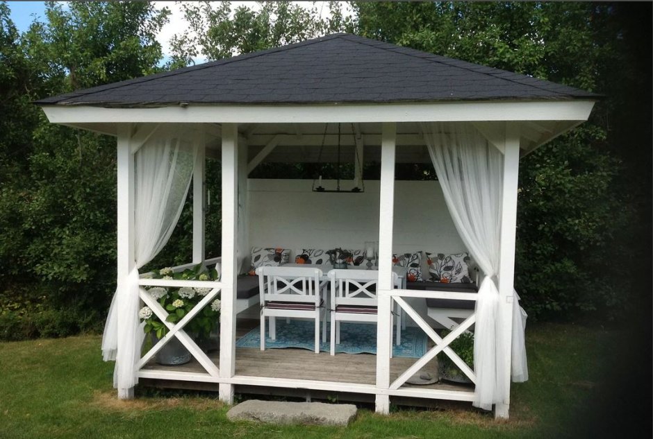Беседка белая деревянная