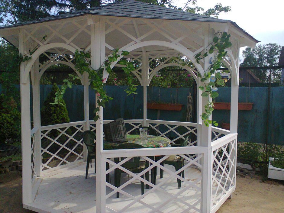 Белая металлическая беседка