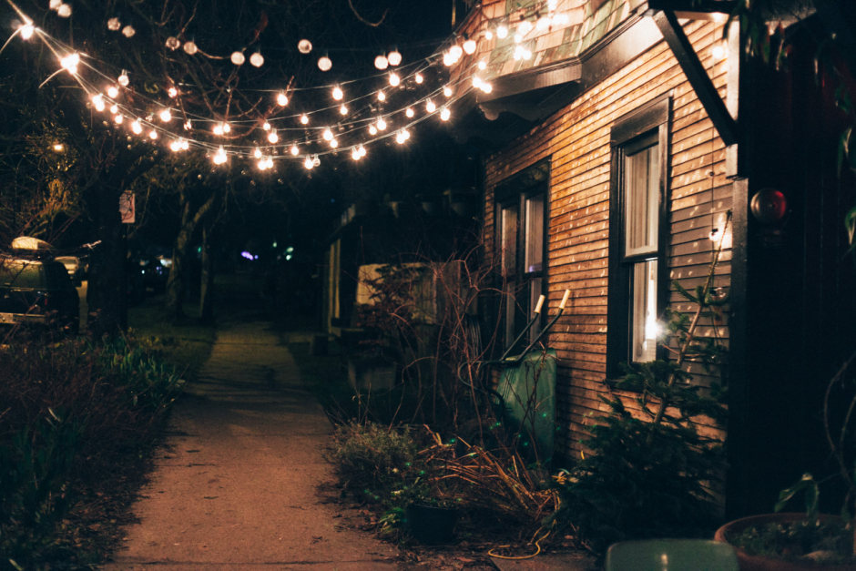 Гирлянды двор