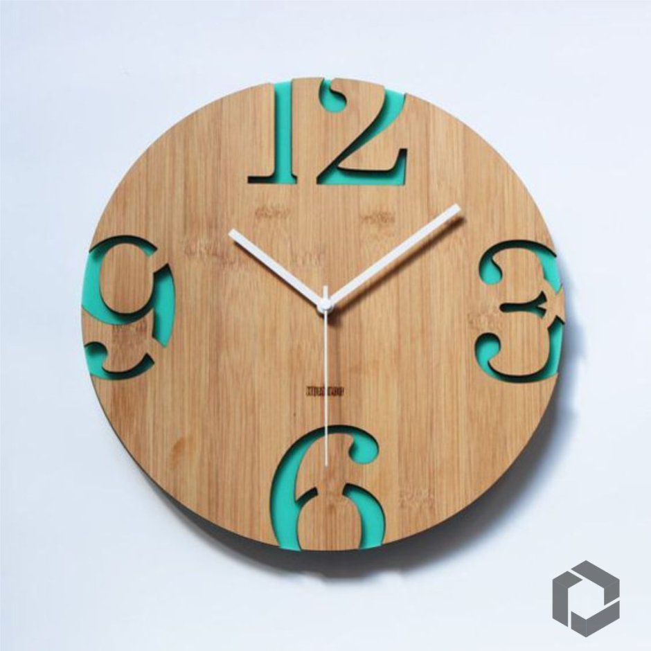 Часы из дерева с логотипом