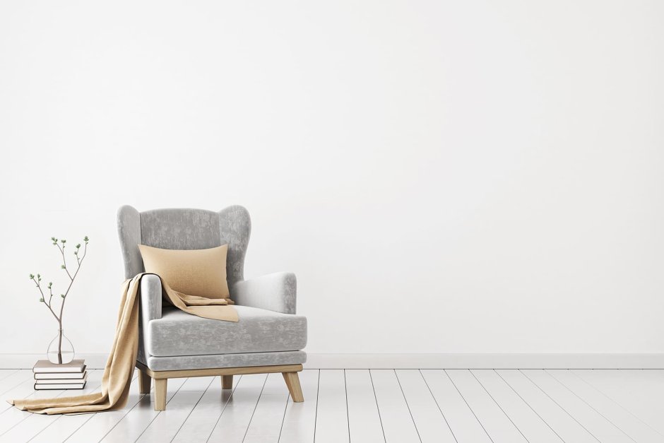 Кресло на фоне стены