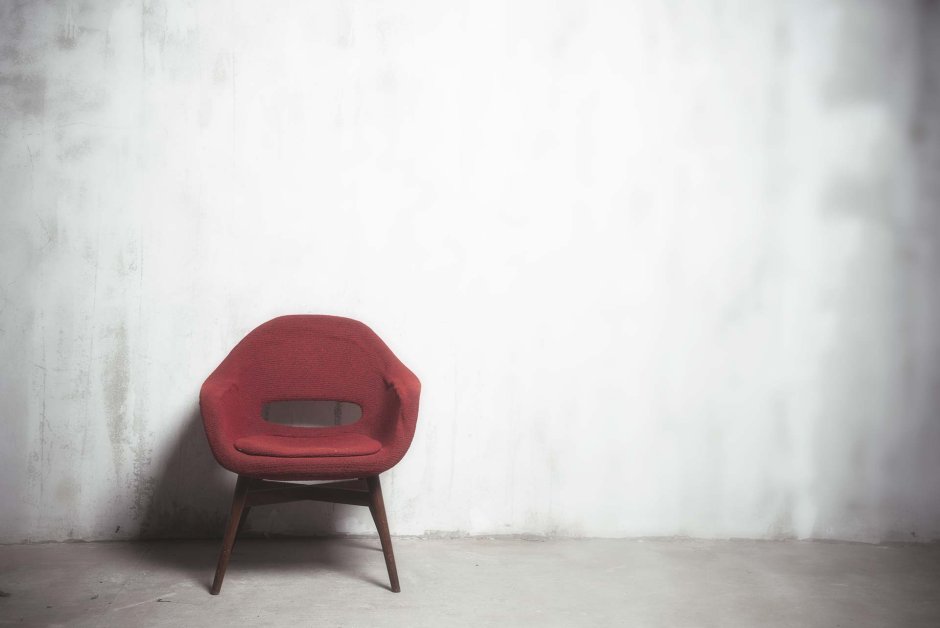Кресло на фоне стены