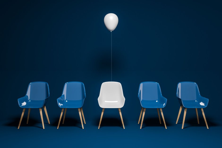 Стул на голубом фоне