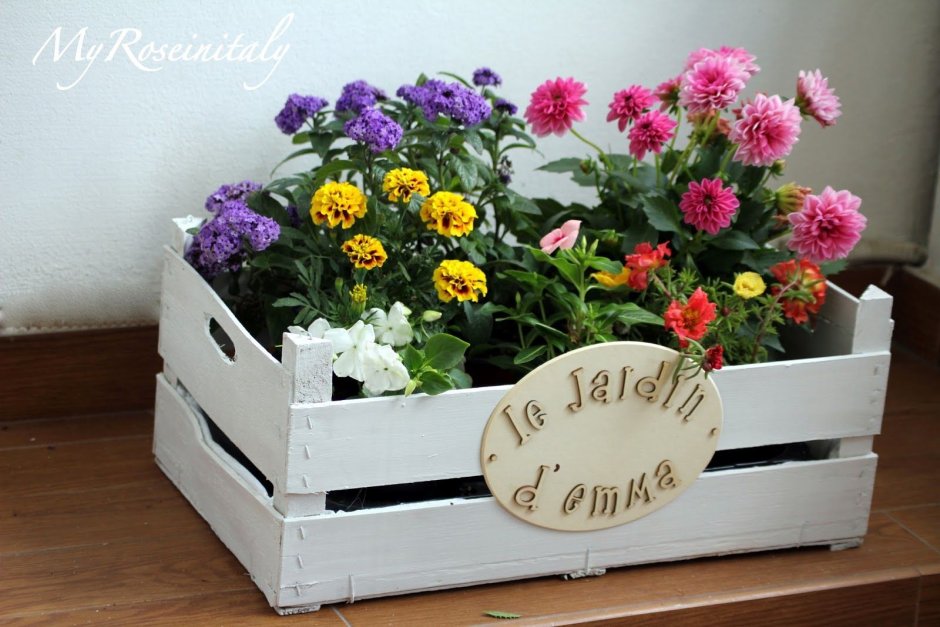 Украсить пластиковые ящички для цветов