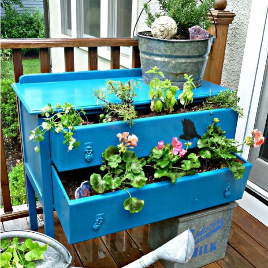 Клумба из старого комода