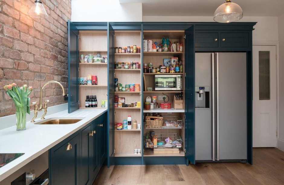 Встроенная кладовка на кухне