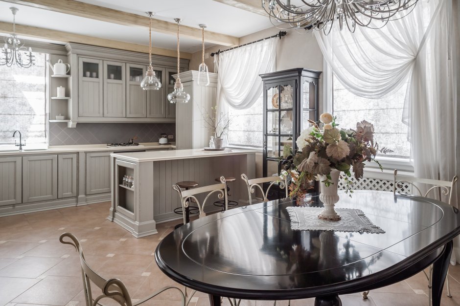 Кухня-столовая с островом Неоклассика