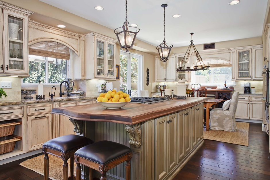 Кухня с окном в американском стиле