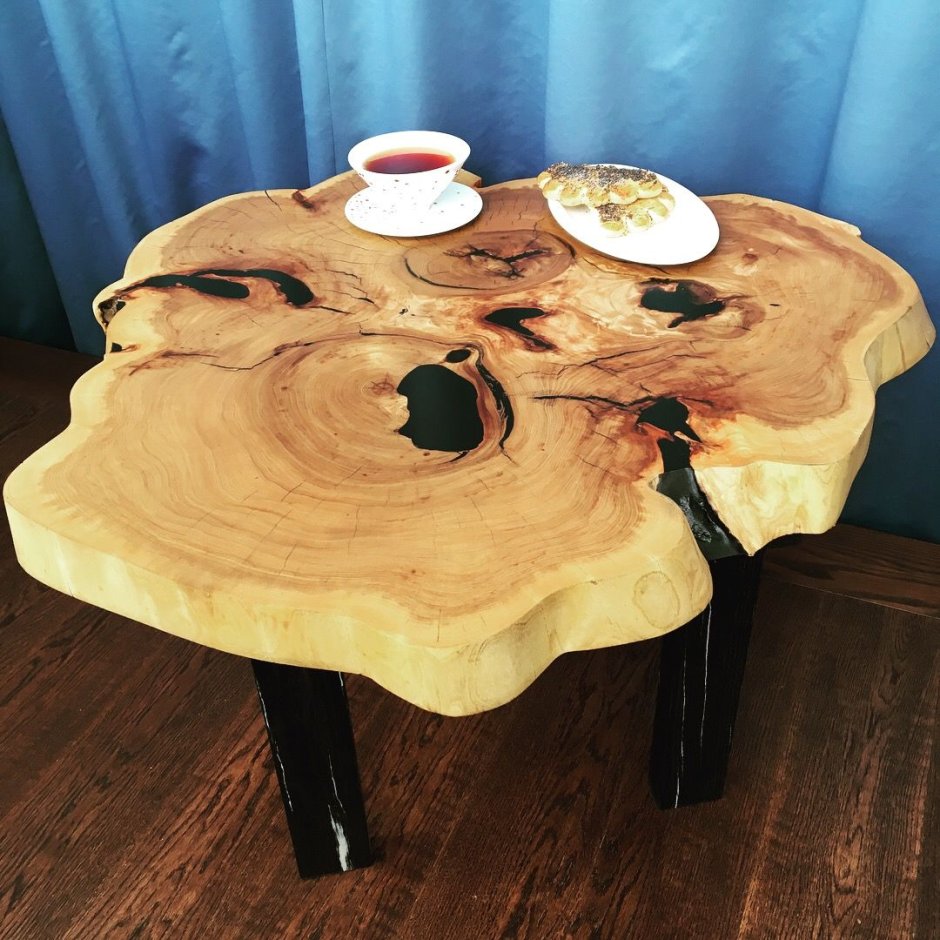 Столик из среза дерева и эпоксидной смолы